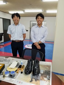 新入社員も靴磨き