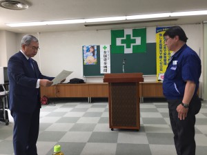 表彰　堀内会長-仲神課長②